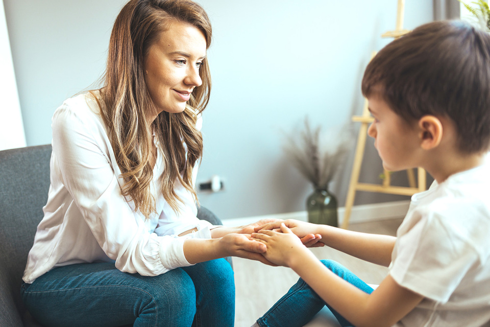 psychologists insurance - psychologist treating child patient